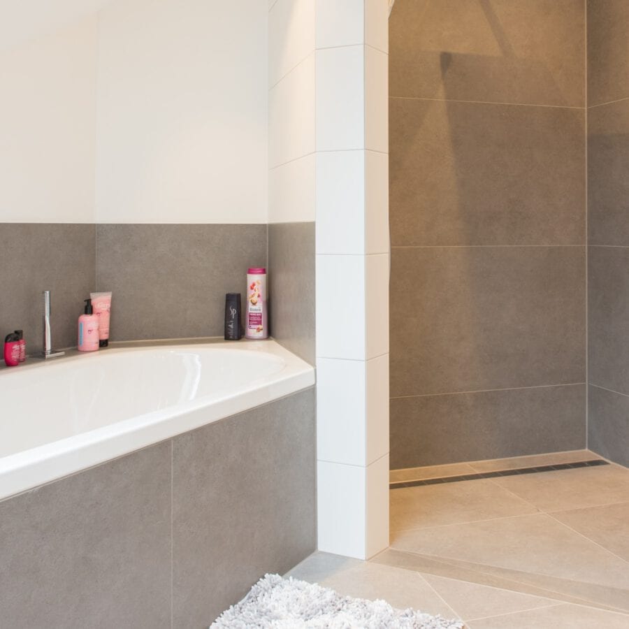 Badezimmer Modernisierung im Dachgeschoß - Fliesen.Naturstein.Design